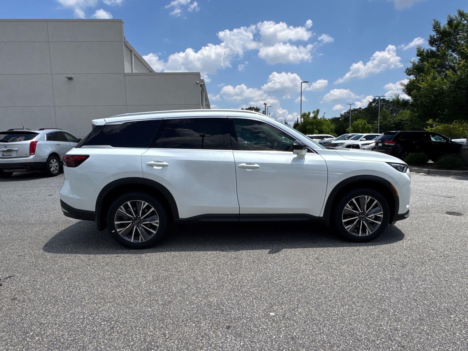 New 2027 RADIANT WHITE INFINITI Luxe FWD image 6