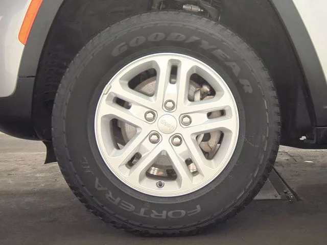 Used 2023 Silver Jeep Laredo image 12
