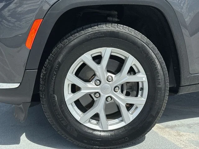 Used 2024 Gray Jeep Limited image 10