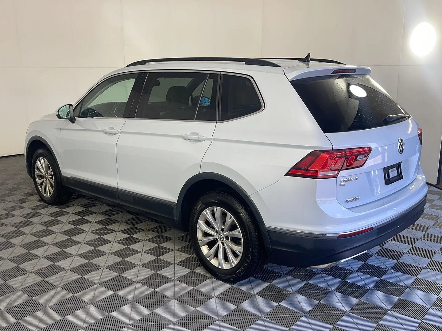 Used 2018 White Silver Metallic Volkswagen SE image 10