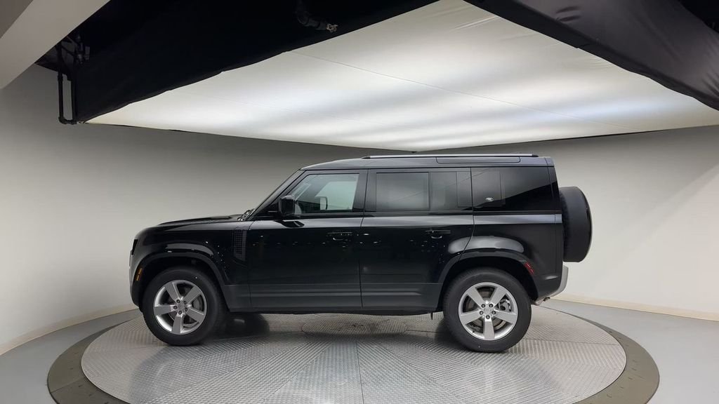 Used 2024 Santorini Black Metallic Land Rover S image 5