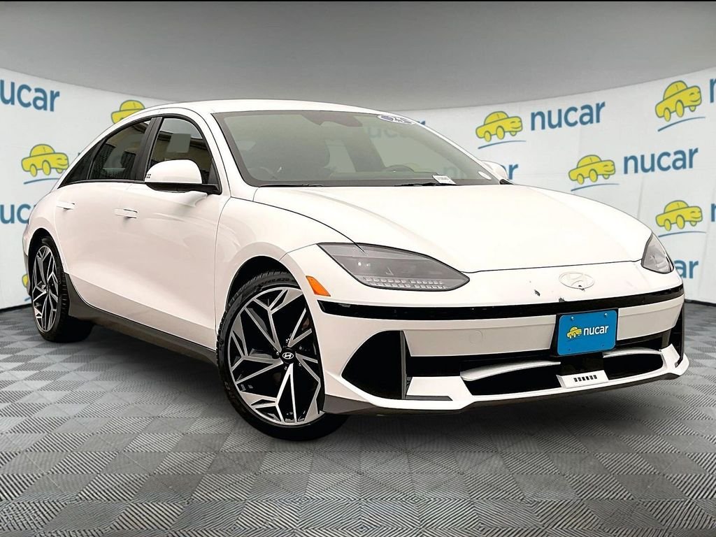 Used 2025 White Hyundai SEL image 1