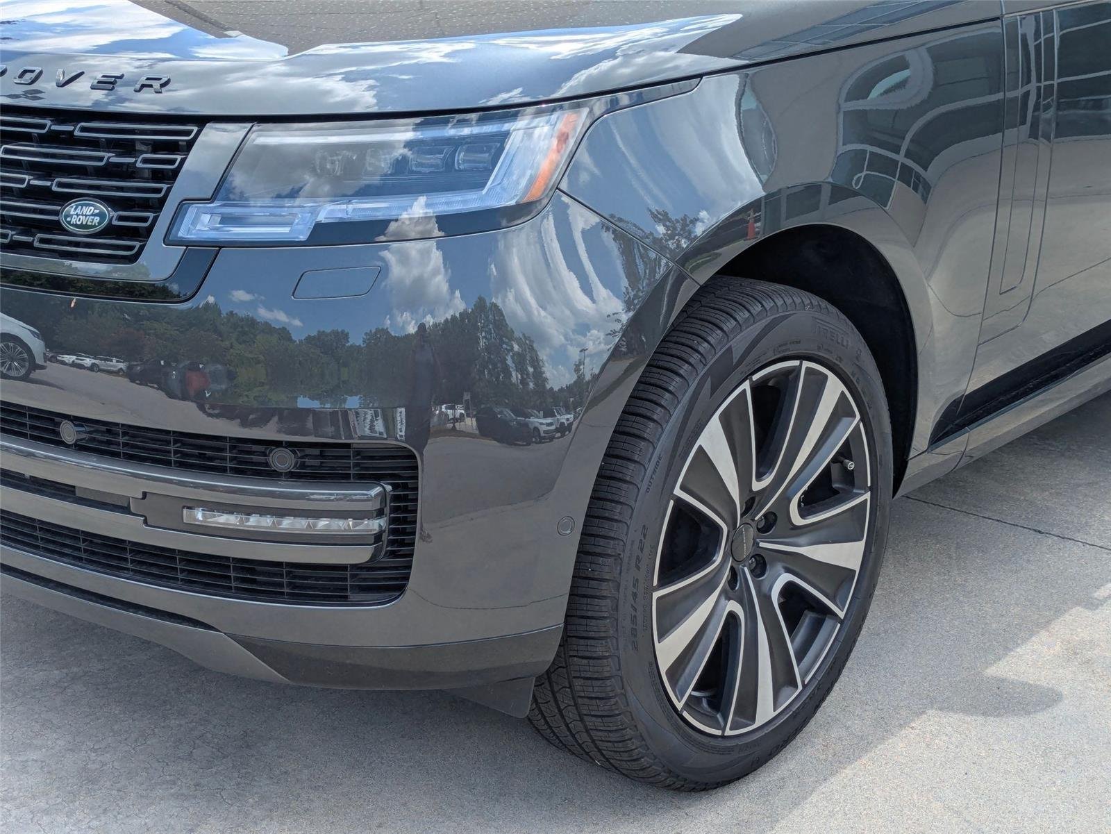 Used 2025 Carpathian Grey Premium Metallic Land Rover SE image 9