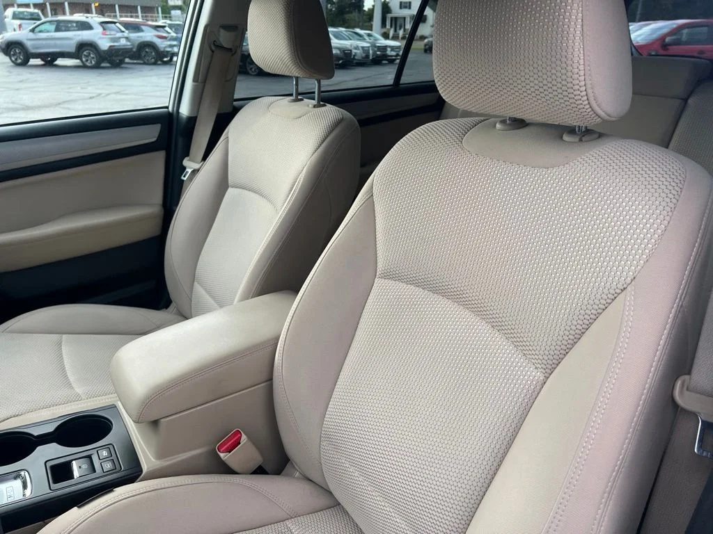 Used 2018 White Subaru 2.5i Premium image 8