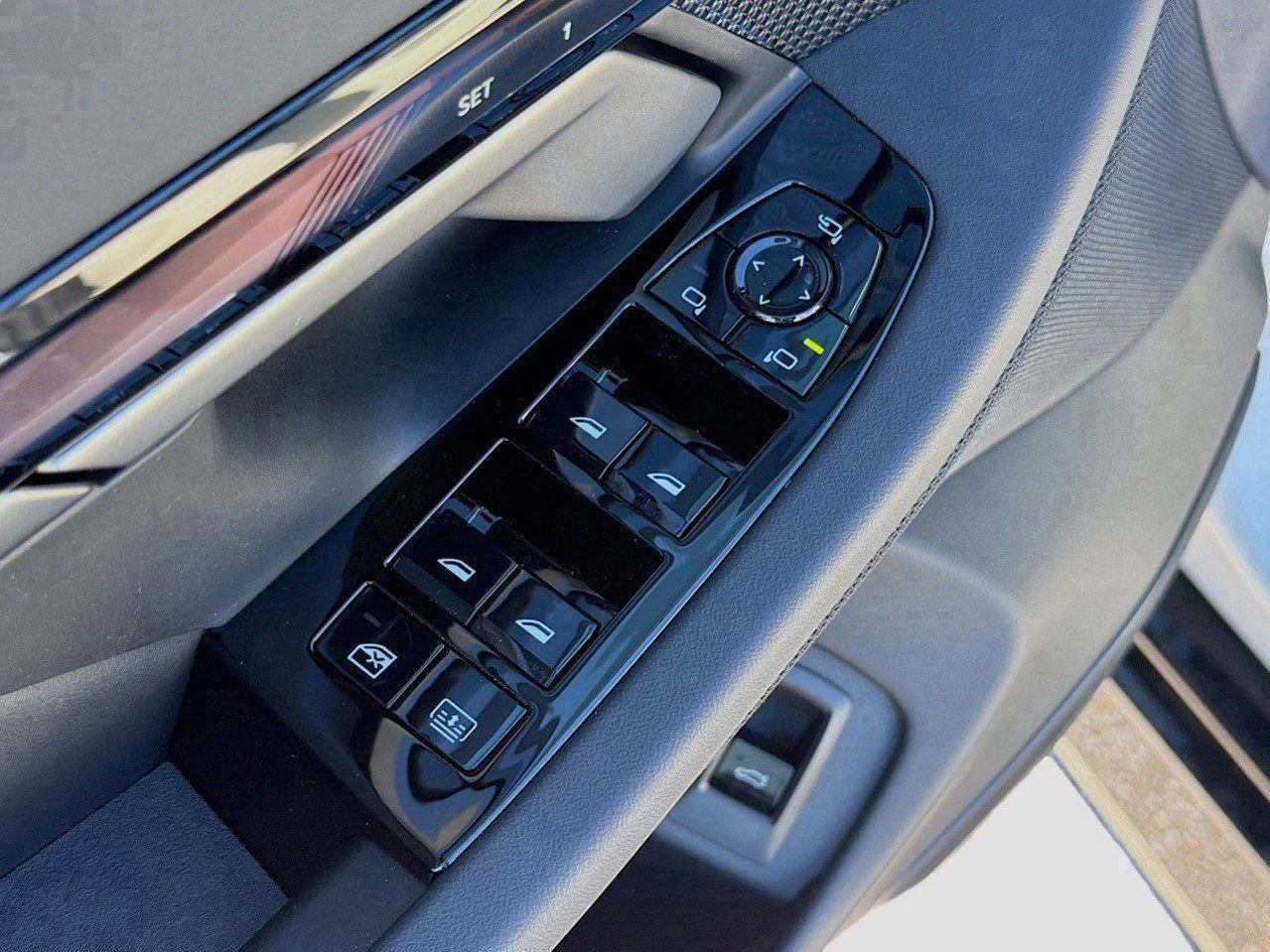 2026 BMW 5 Series 550e - Photo 24