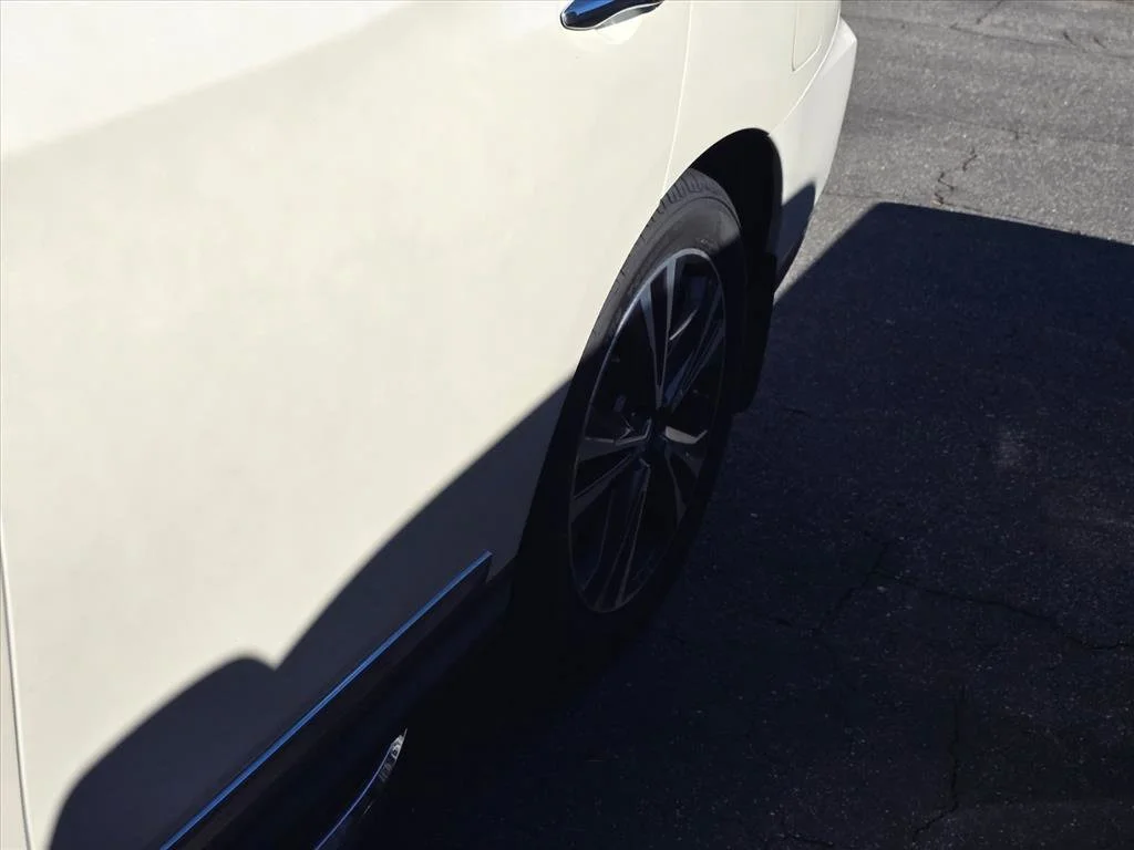 Used 2018 White Nissan Platinum image 17