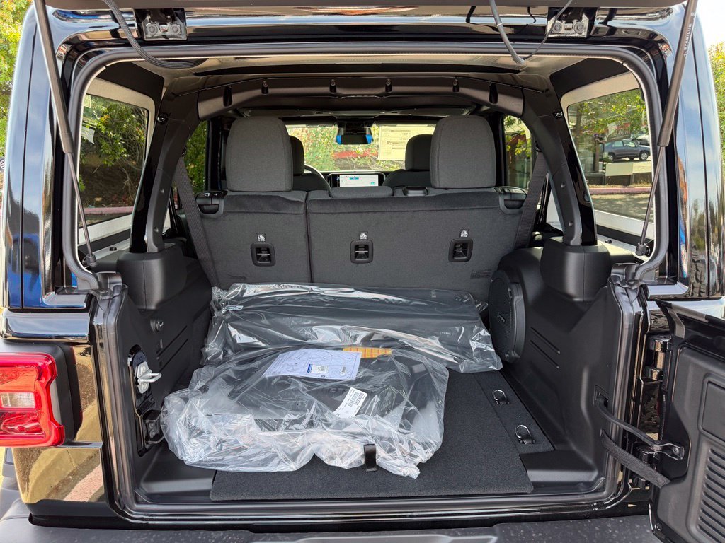 New 2027 Black Clear-Coat Paint Jeep Rubicon image 10