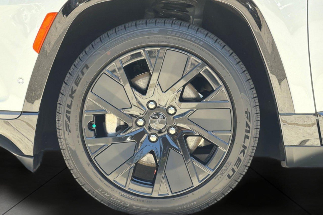 Used 2025 BRIGHT CLEAR COAT Jeep Launch Edition image 25