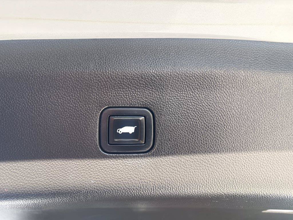Used 2020 White Buick Avenir image 25