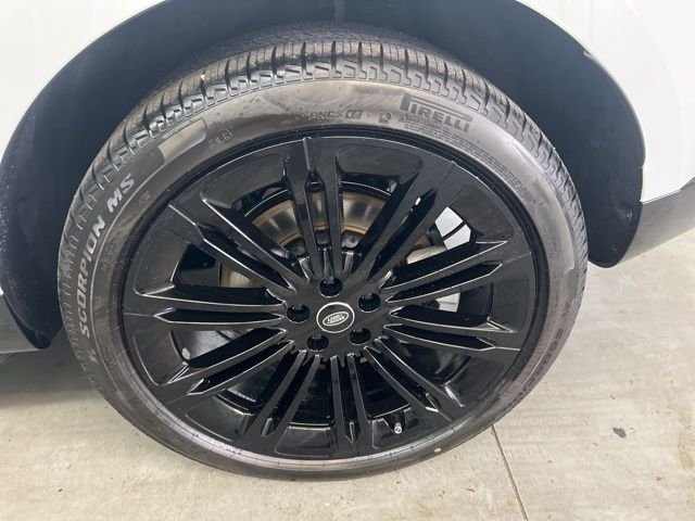 Certified Used 2025 Fuji White Land Rover SE image 25
