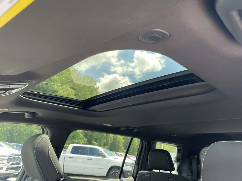 New 2026 Bright White Clear-Coat Exterior Paint Jeep Laredo image 28