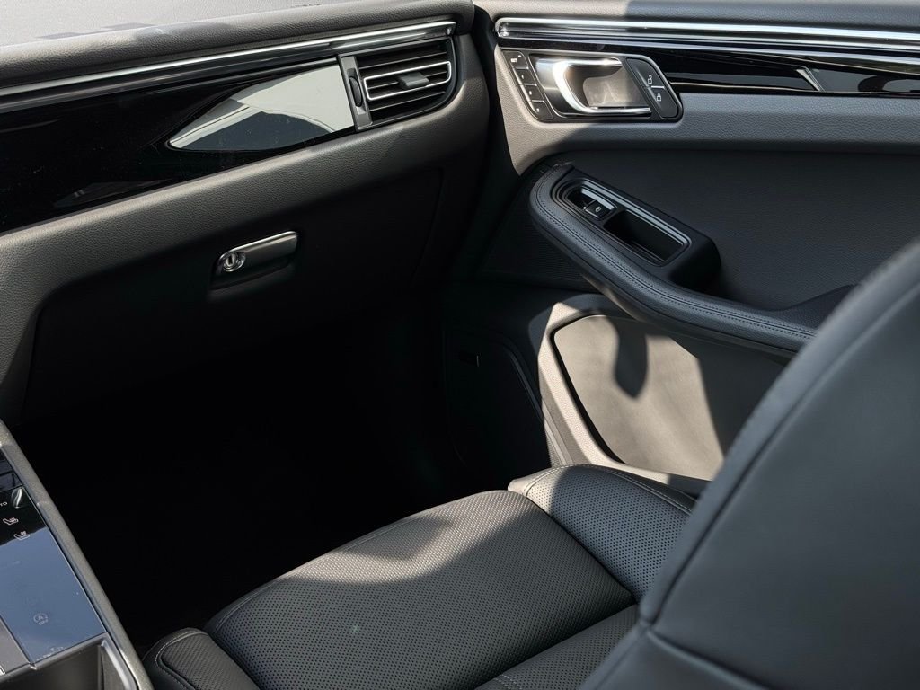 2025 Porsche Macan - Photo 39