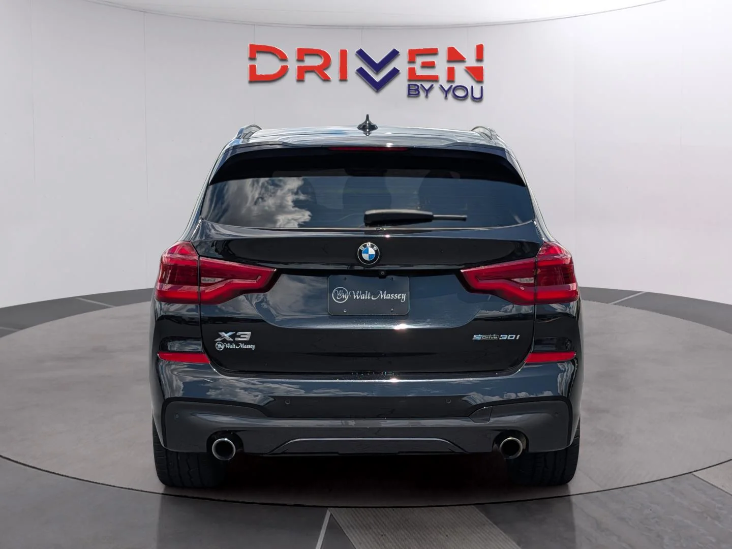 Used 2020 Black Sapphire Metallic BMW sDrive30i image 4