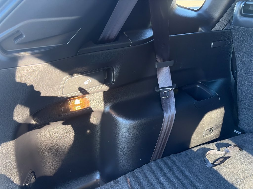 Used 2022 Silver Mitsubishi SE image 41
