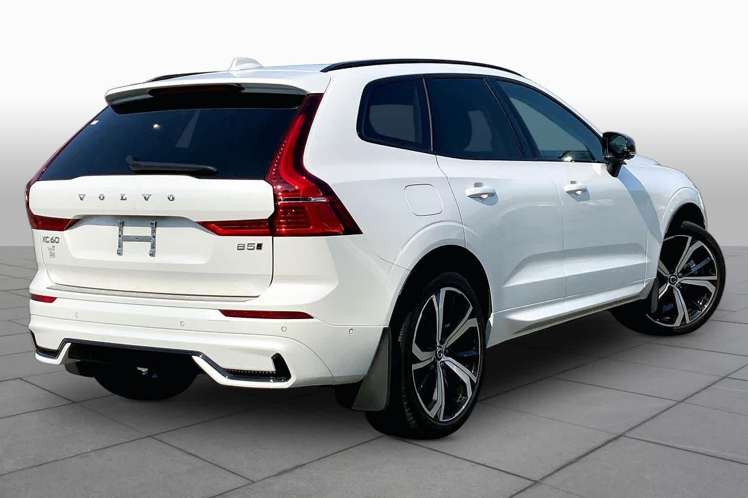 Used 2024 Crystal White Metallic Volvo Ultimate Dark Theme image 13