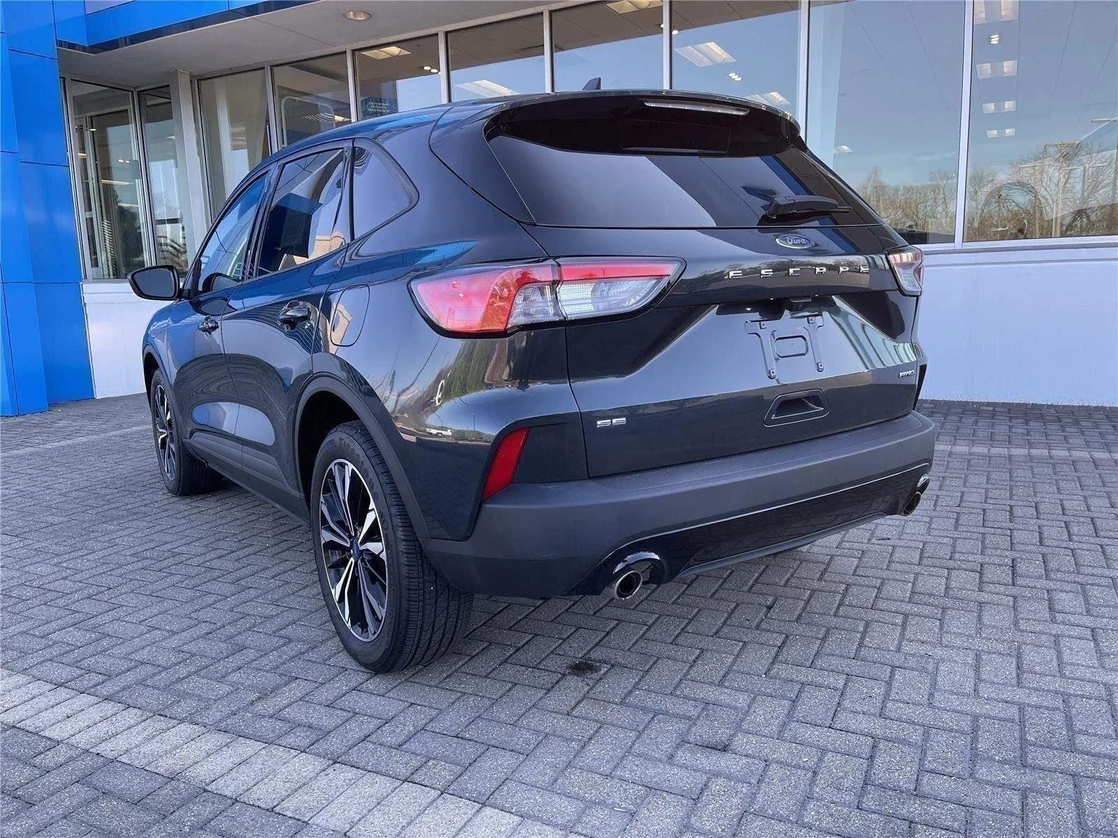 Used 2022 Gray Ford SE image 3