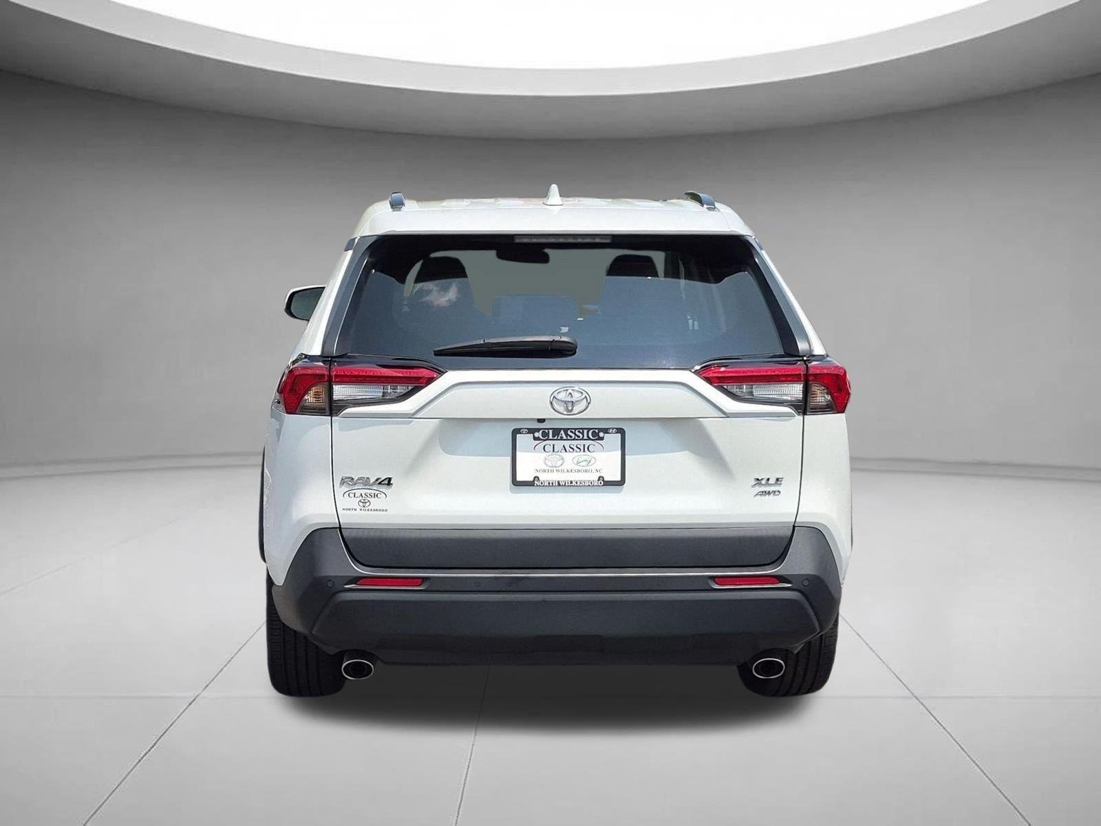 Used 2023 Wind Chill Pearl Toyota XLE Premium image 4