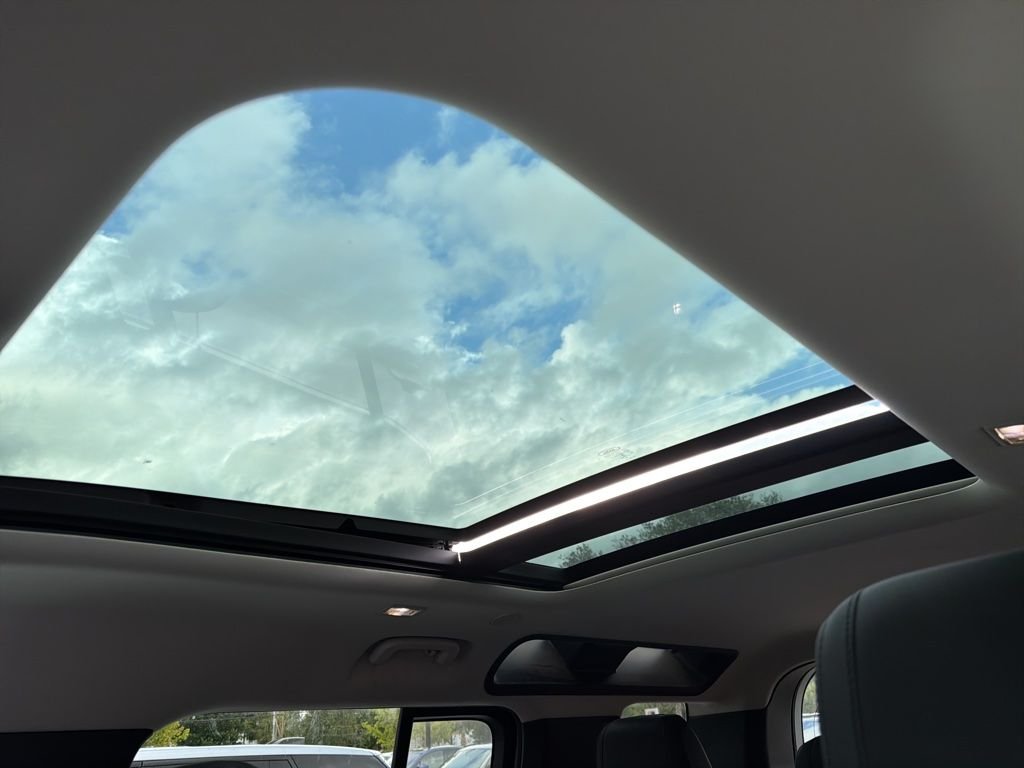 Used 2021 White Land Rover SE image 5