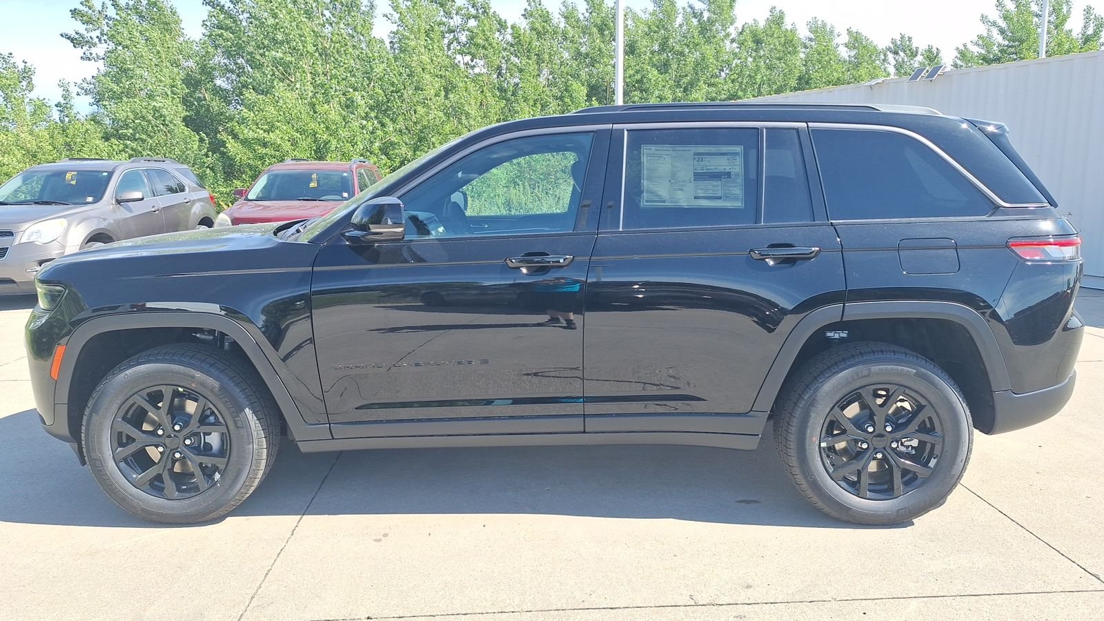New 2026 Diamond Black Crystal Pearl-Coat Exterior Paint Jeep Altitude image 7