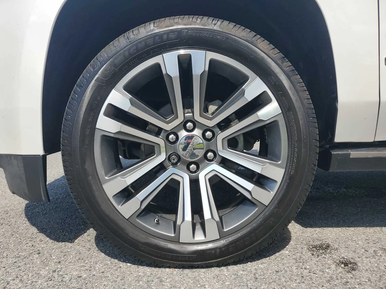 Used 2017 WHITE FROST TRICOAT GMC Denali image 10