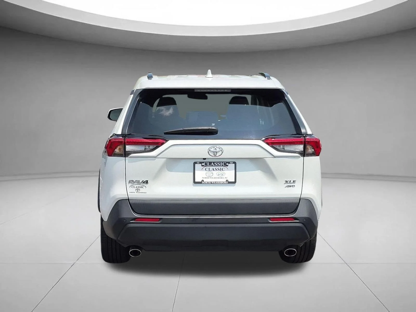 Used 2023 Wind Chill Pearl Toyota XLE Premium image 4