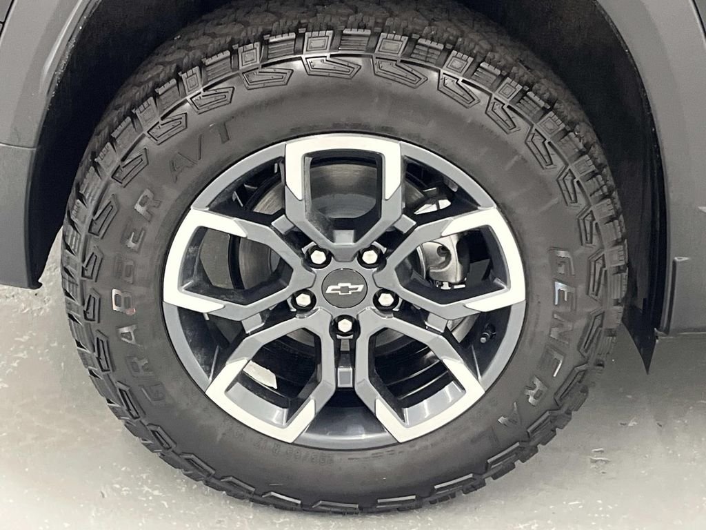 New 2027 Mosaic Black Metallic Chevrolet ACTIV image 9