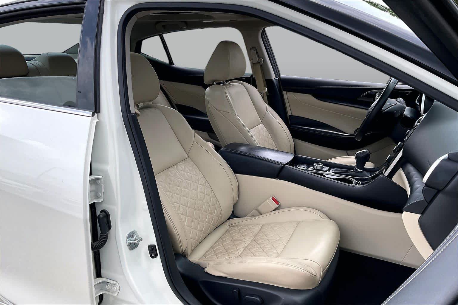 Used 2022 Pearl White Tricoat Nissan Platinum image 9