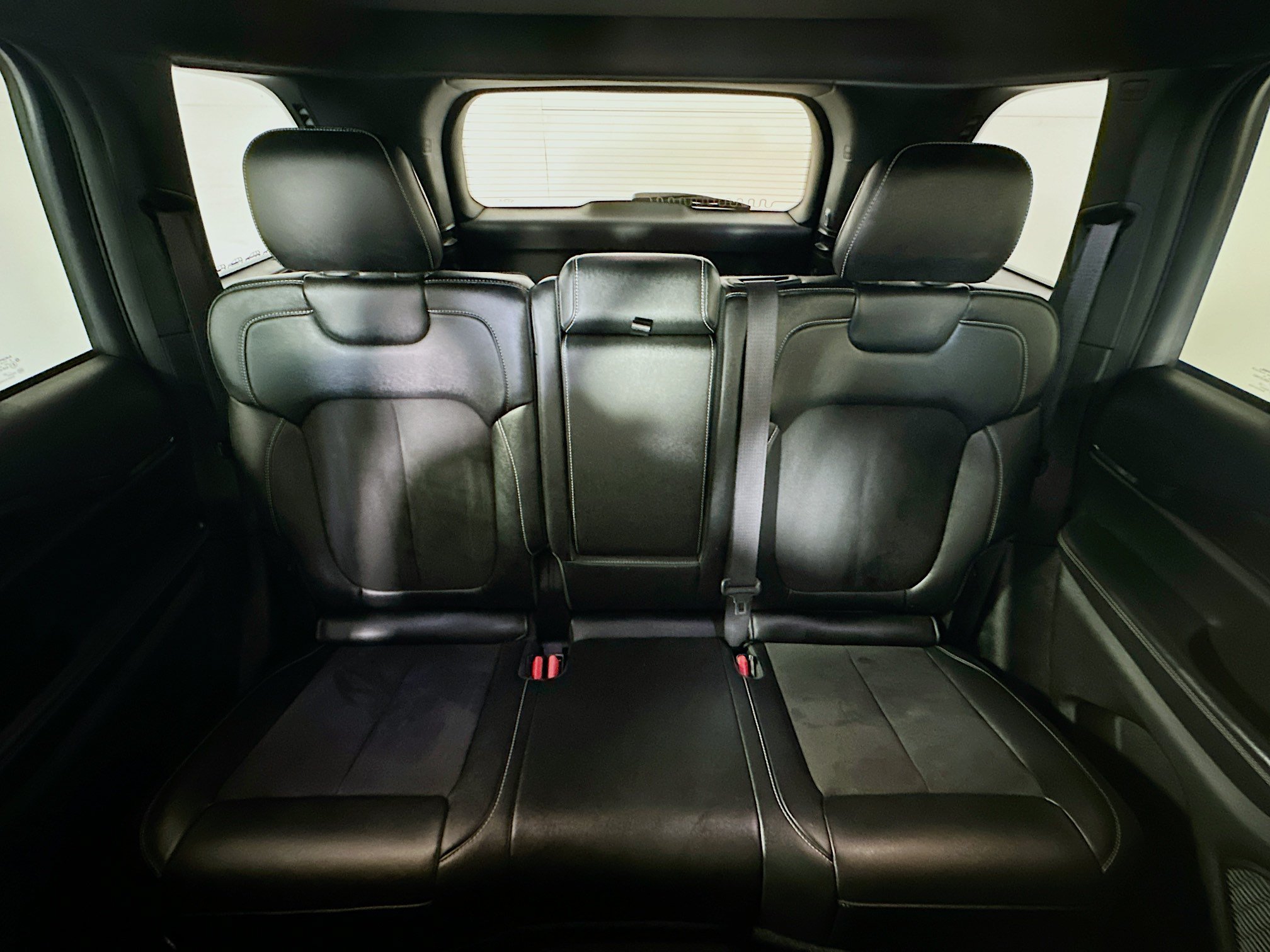Used 2023 Diamond Black Crystal Pearlcoat Jeep Altitude image 30