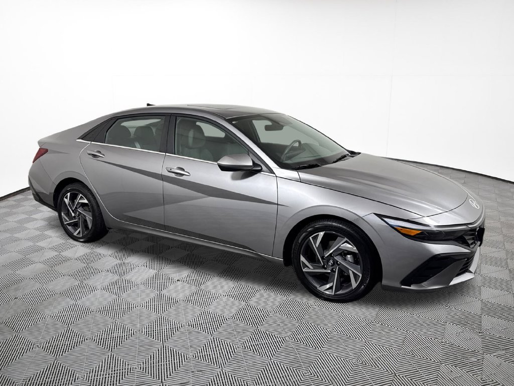 Used 2025 Gray Hyundai SEL Convenience image 5