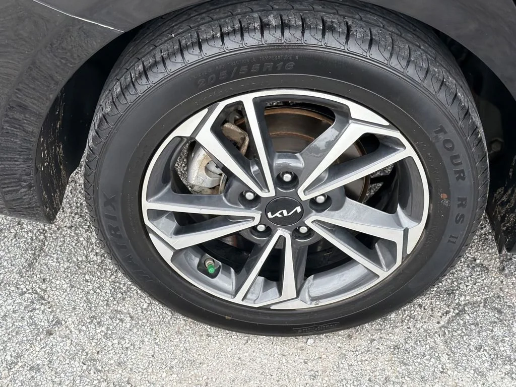Used 2023 Black Kia LXS image 6