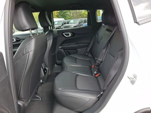 New 2026 White Jeep Latitude image 10