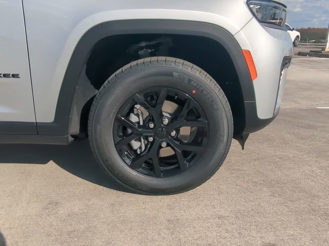 New 2026 Silver Zynith Exterior Paint Jeep Altitude image 11