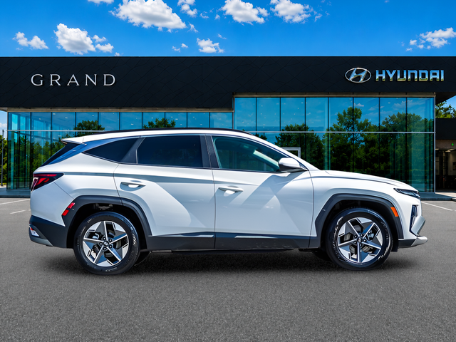 Used 2025 White Hyundai SEL image 7