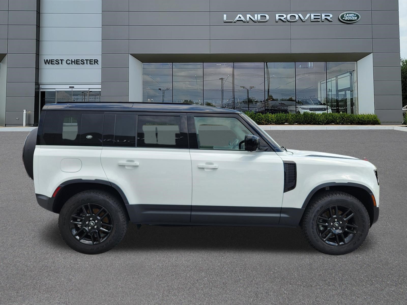 Certified Used 2024 Fuji White Land Rover S image 6