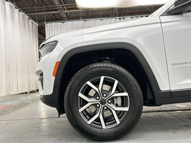 New 2027 Bright White Clearcoat Jeep Laredo X image 21