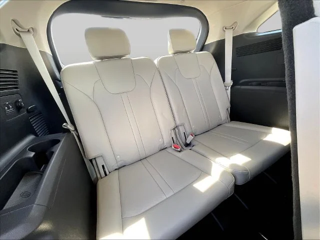 Used 2023 White Kia S image 28