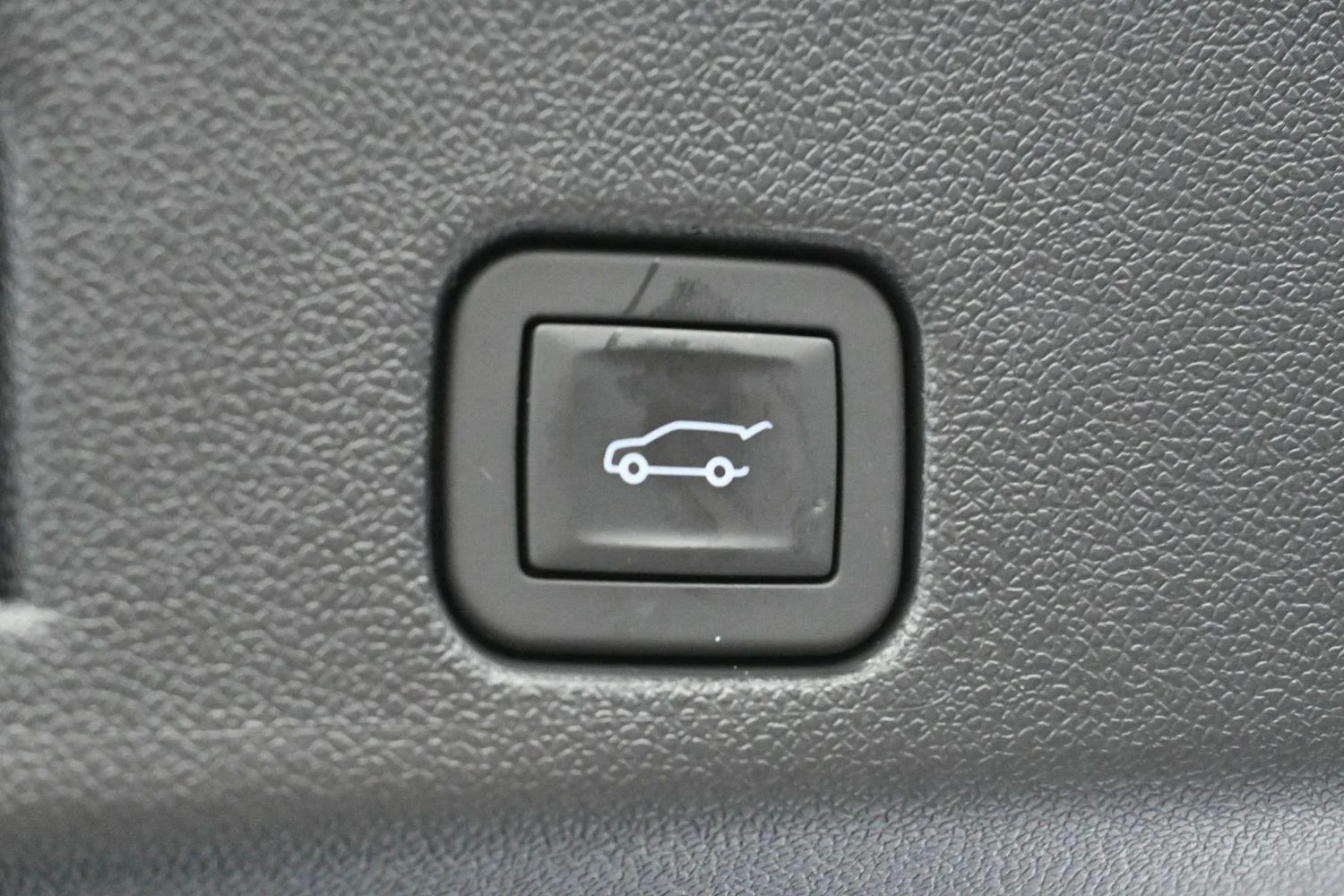 Used 2026 Iridescent White Tricoat Buick Avenir image 11