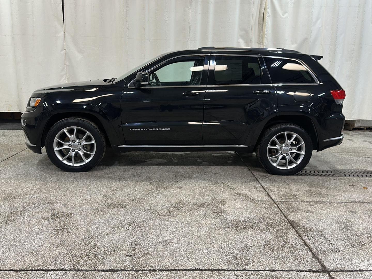 Used 2015 Jeep Grand Cherokee Summit with VIN 1C4RJFJG7FC182158 for sale in Waconia, Minnesota