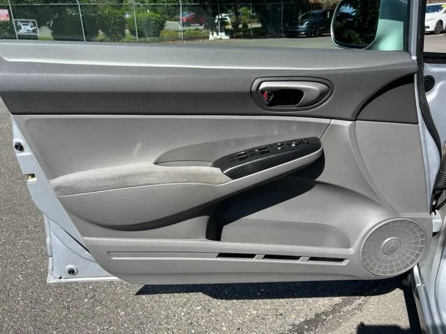 Used 2009 Alabaster Silver Metallic Honda LX image 16