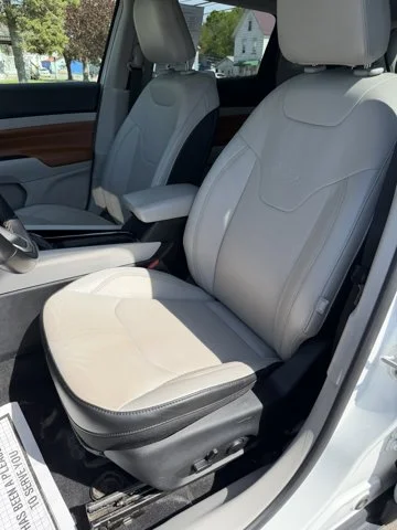 Used 2022 Bright White Clearcoat Jeep Limited image 4