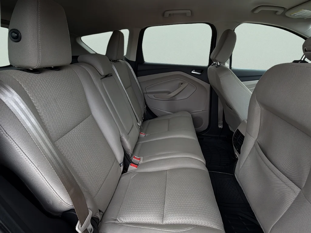 Used 2018 White Gold Metallic Ford SE image 22
