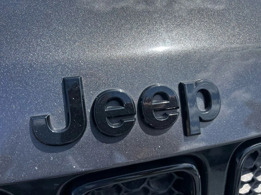 Used 2018  Jeep Altitude 4x4 image 10