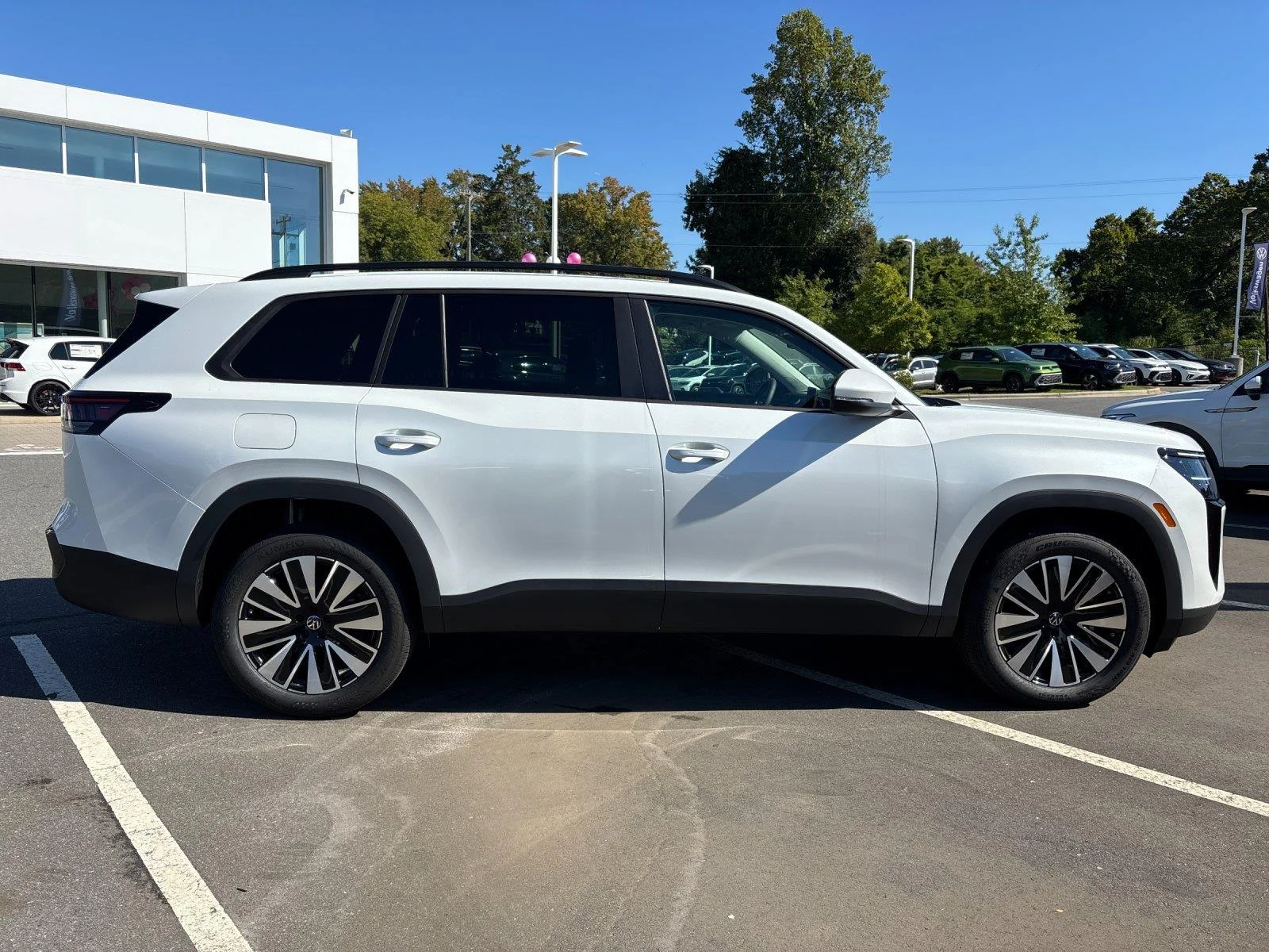 New 2027 Opal White Pearl Volkswagen SE w/Technology image 6