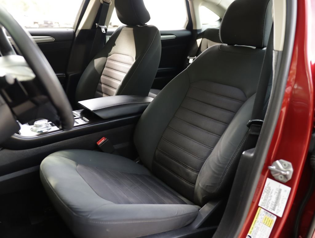 Used 2017 Red Ford SE image 19