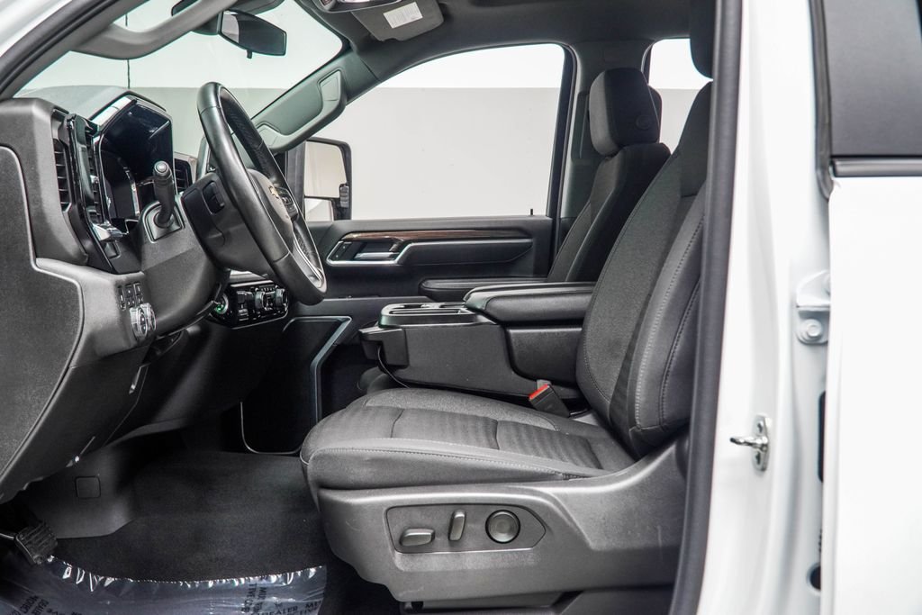 Used 2025 White Chevrolet LT image 38
