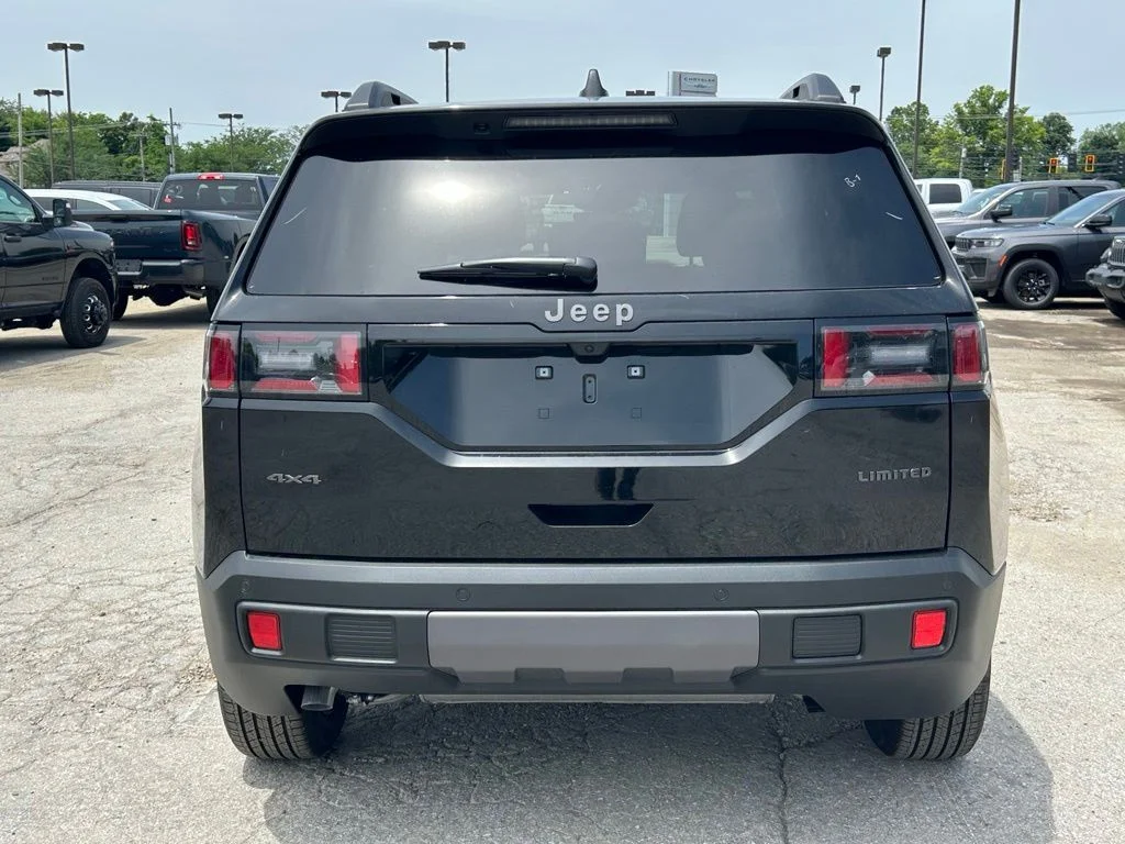 New 2026 Diamond Black Crystal Pearl-Coat Exterior Paint Jeep Limited image 7