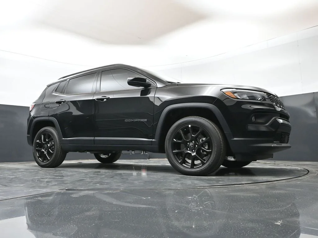 New 2026 Diamond Black Crystal Pearl-Coat Exterior Paint Jeep Latitude image 44