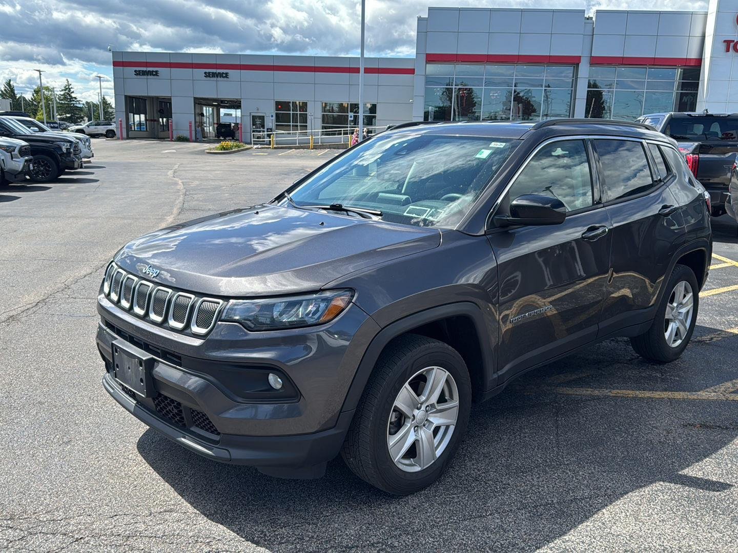 Used 2022  Jeep Latitude image 3