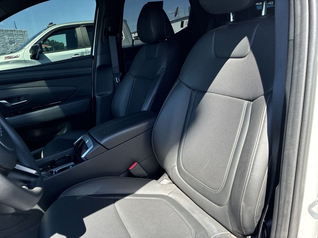 Used 2025 White Hyundai SEL image 11