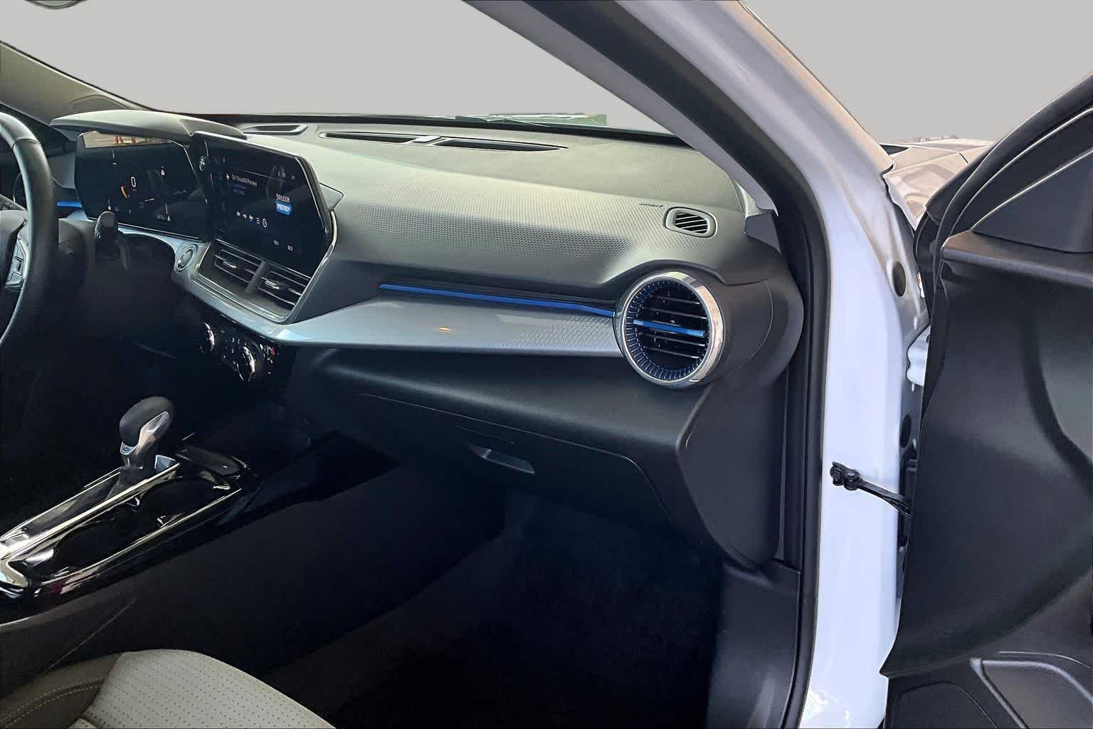 Used 2025 Summit White Chevrolet LT image 18